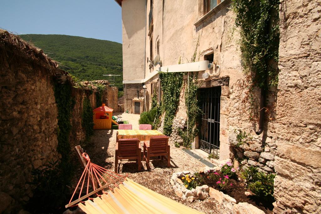 Апарт отель Sotto Il Castello Gagliano Aterno Экстерьер фото